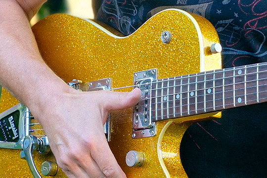 Attila Jáki soittaa kitaraa Nummelassa